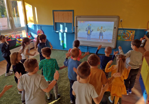 Dzieci tańczą gumi taniec